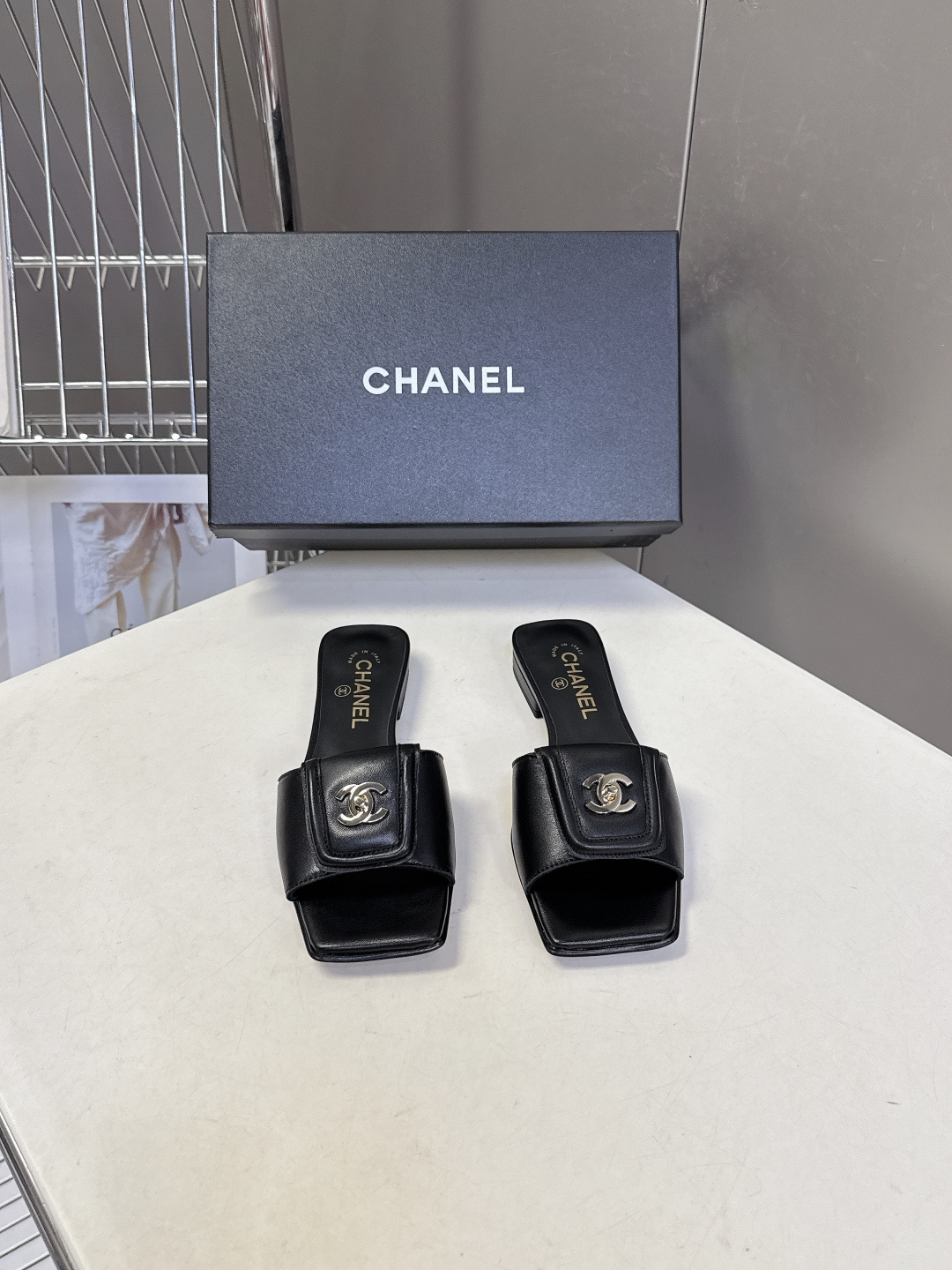 香奈儿Chanel春夏最新款书包扣方头平底凉拖超多明星网红种草 鞋面上的金属双C转扣（也就是大家常说的“