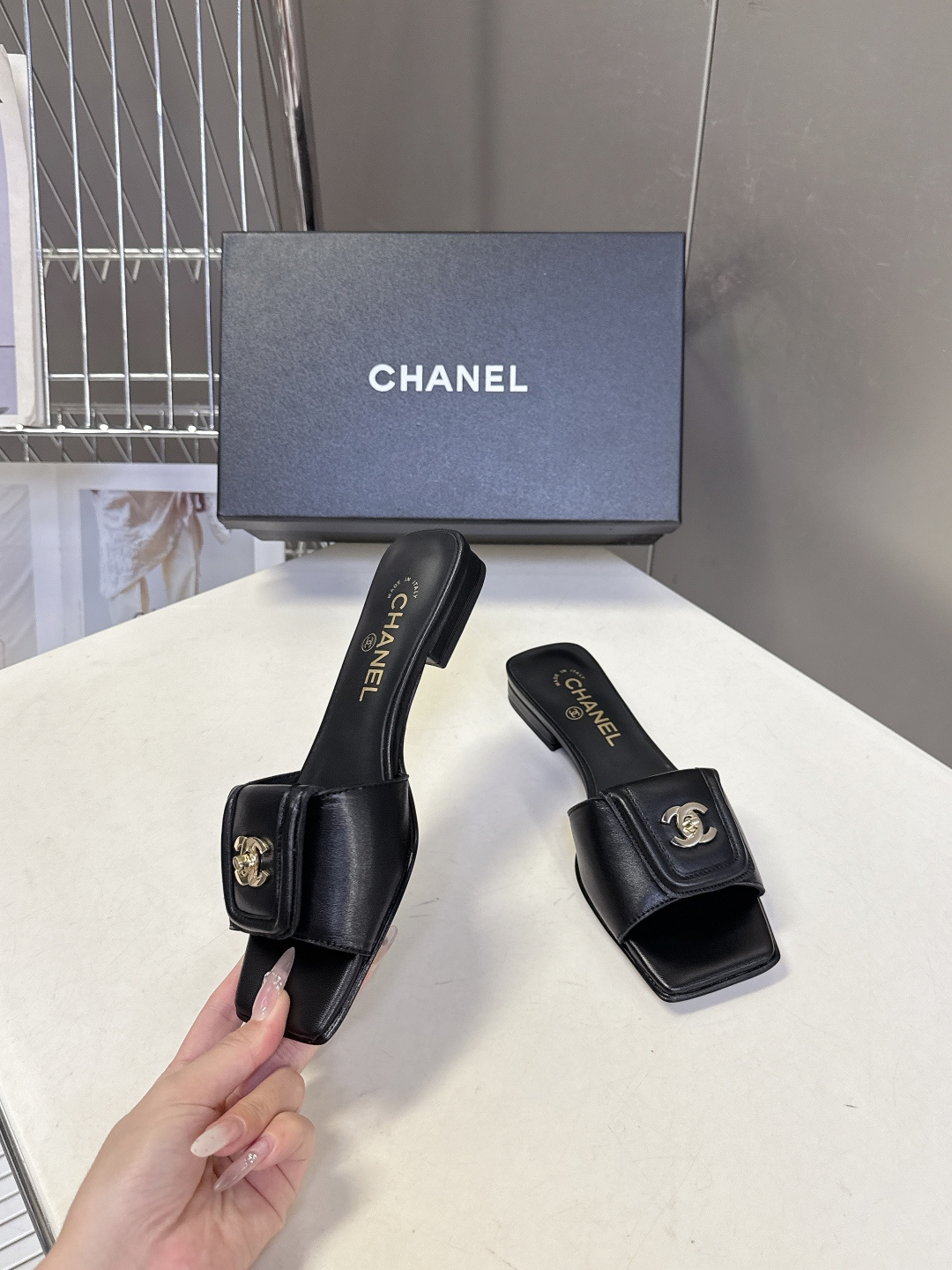 香奈儿Chanel春夏最新款书包扣方头平底凉拖超多明星网红种草 鞋面上的金属双C转扣（也就是大家常说的“