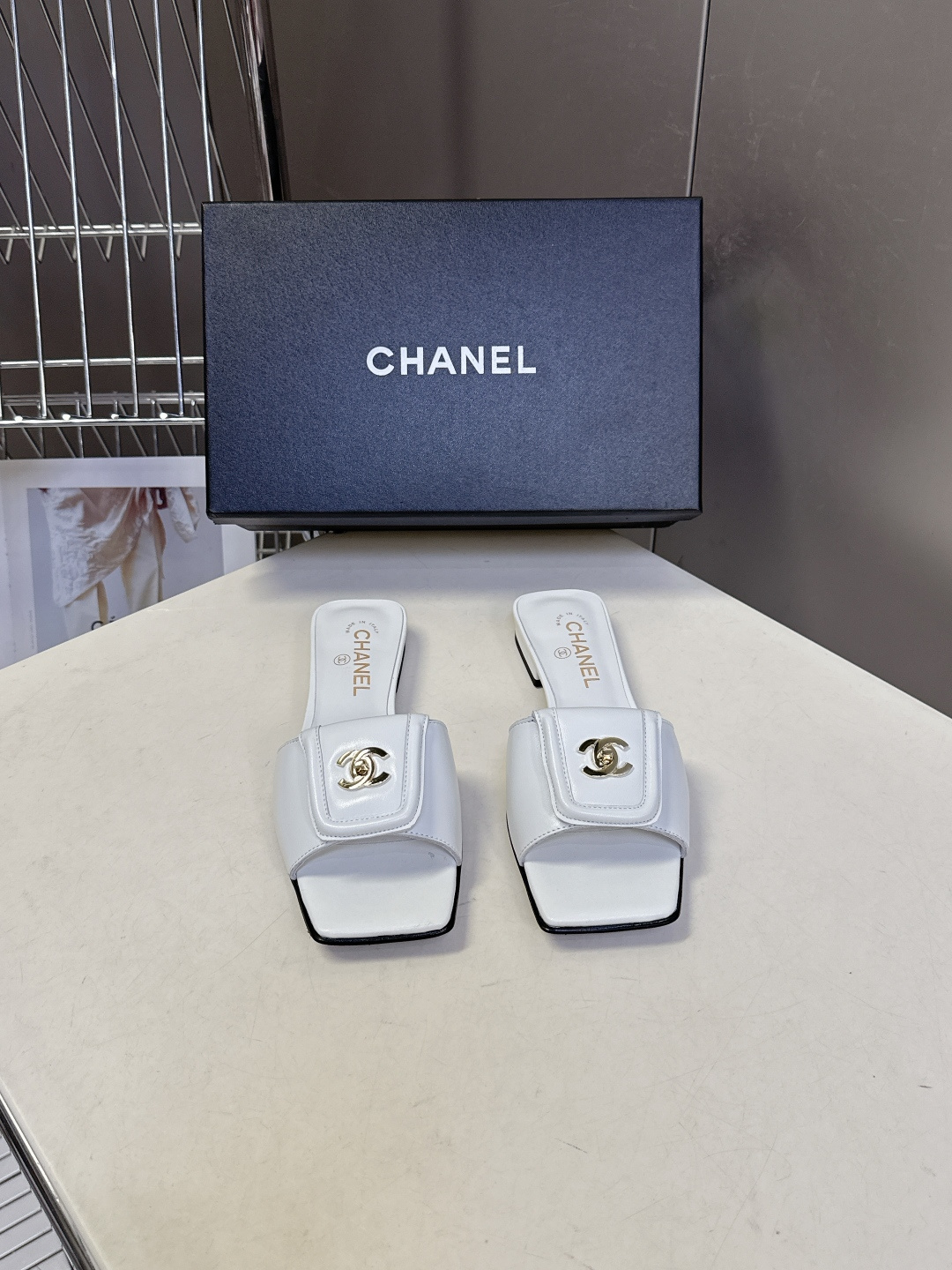 香奈儿Chanel春夏最新款书包扣方头平底凉拖超多明星网红种草 鞋面上的金属双C转扣（也就是大家常说的“