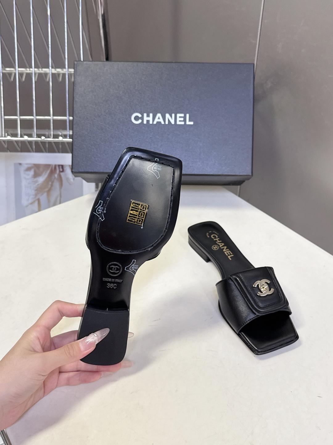 香奈儿Chanel春夏最新款书包扣方头平底凉拖超多明星网红种草 鞋面上的金属双C转扣（也就是大家常说的“
