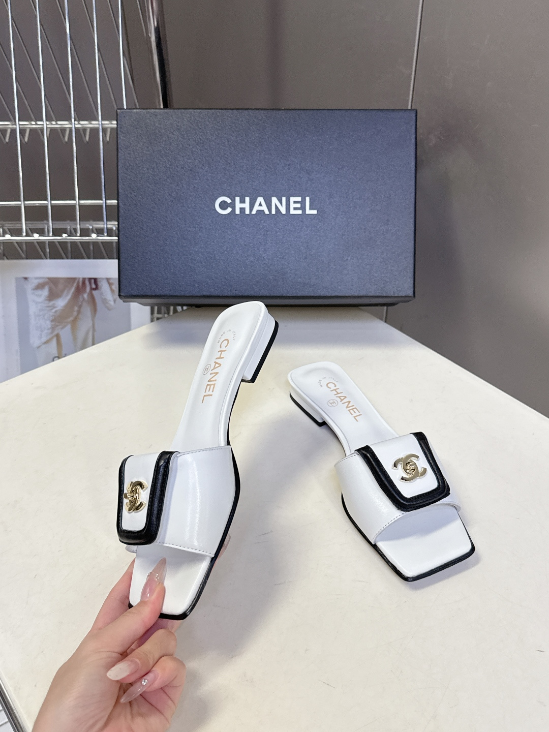 香奈儿Chanel春夏最新款书包扣方头平底凉拖超多明星网红种草 鞋面上的金属双C转扣（也就是大家常说的“