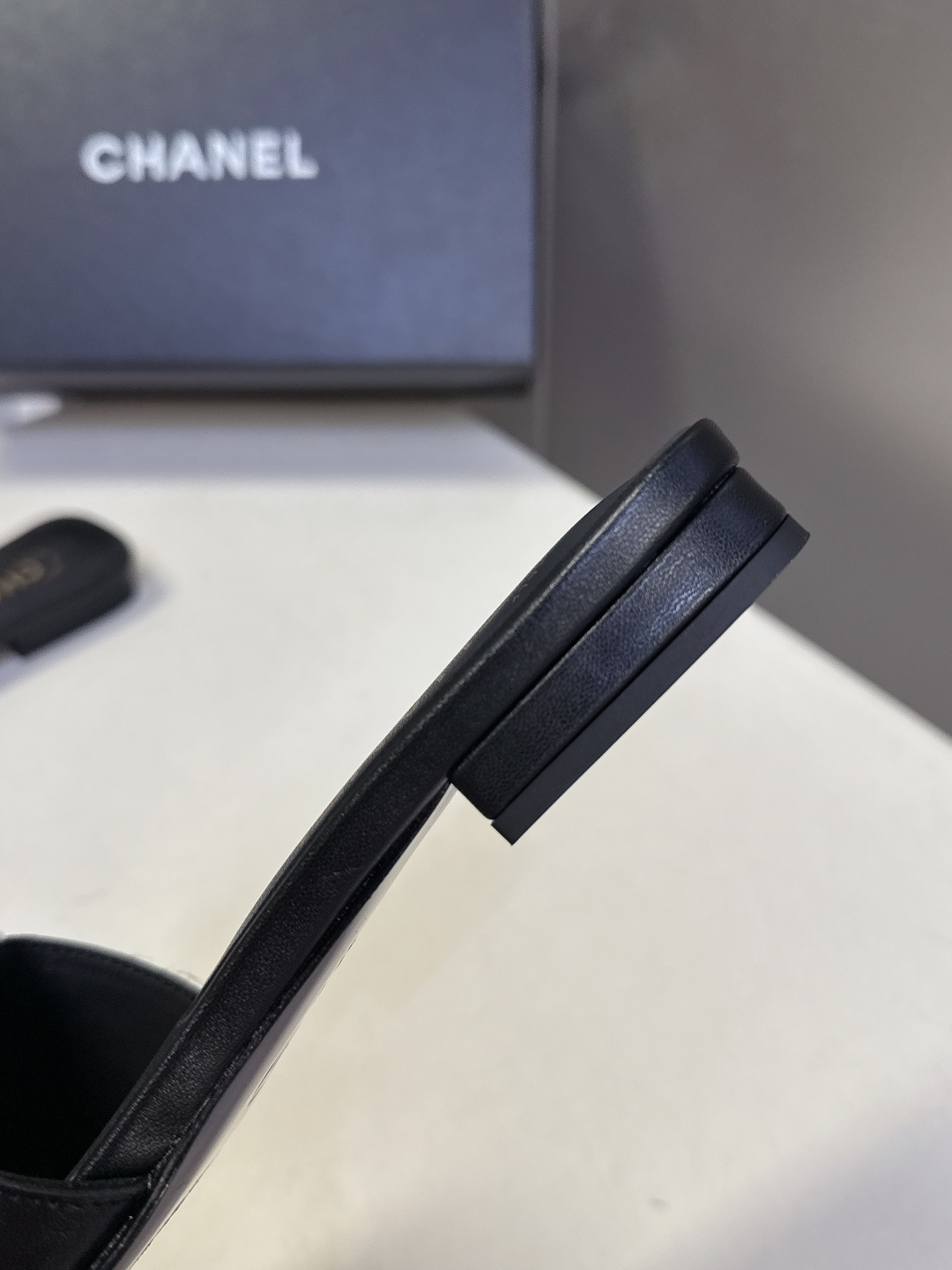 香奈儿Chanel春夏最新款书包扣方头平底凉拖超多明星网红种草 鞋面上的金属双C转扣（也就是大家常说的“