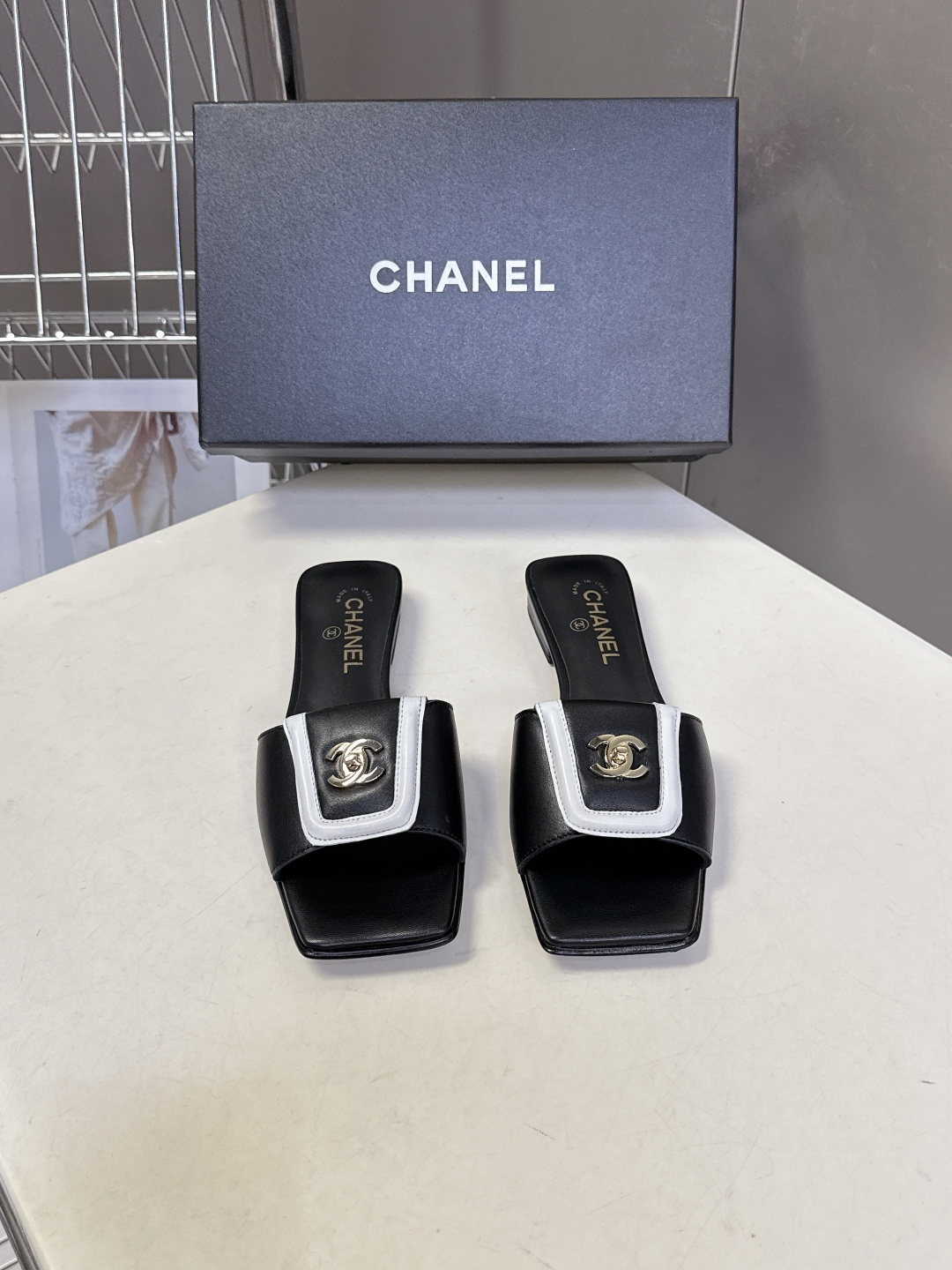 香奈儿Chanel春夏最新款书包扣方头平底凉拖超多明星网红种草 鞋面上的金属双C转扣（也就是大家常说的“