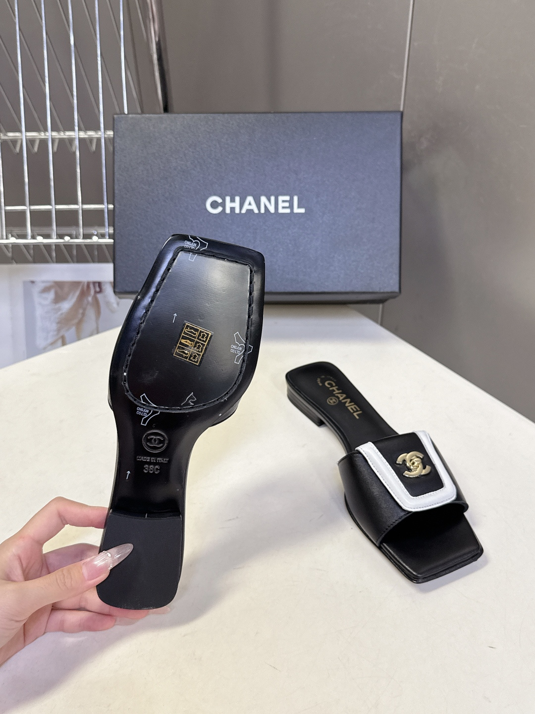 香奈儿Chanel春夏最新款书包扣方头平底凉拖超多明星网红种草 鞋面上的金属双C转扣（也就是大家常说的“