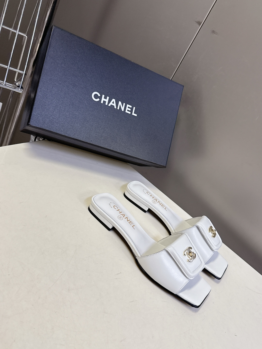 香奈儿Chanel春夏最新款书包扣方头平底凉拖超多明星网红种草 鞋面上的金属双C转扣（也就是大家常说的“