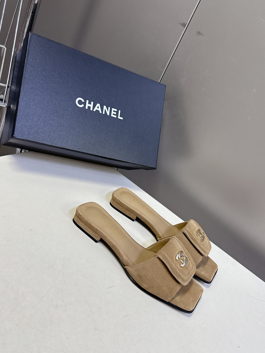 香奈儿Chanel春夏最新款书包扣方头平底凉拖超多明星网红种草 鞋面上的金属双C转扣（也就是大家常说的“