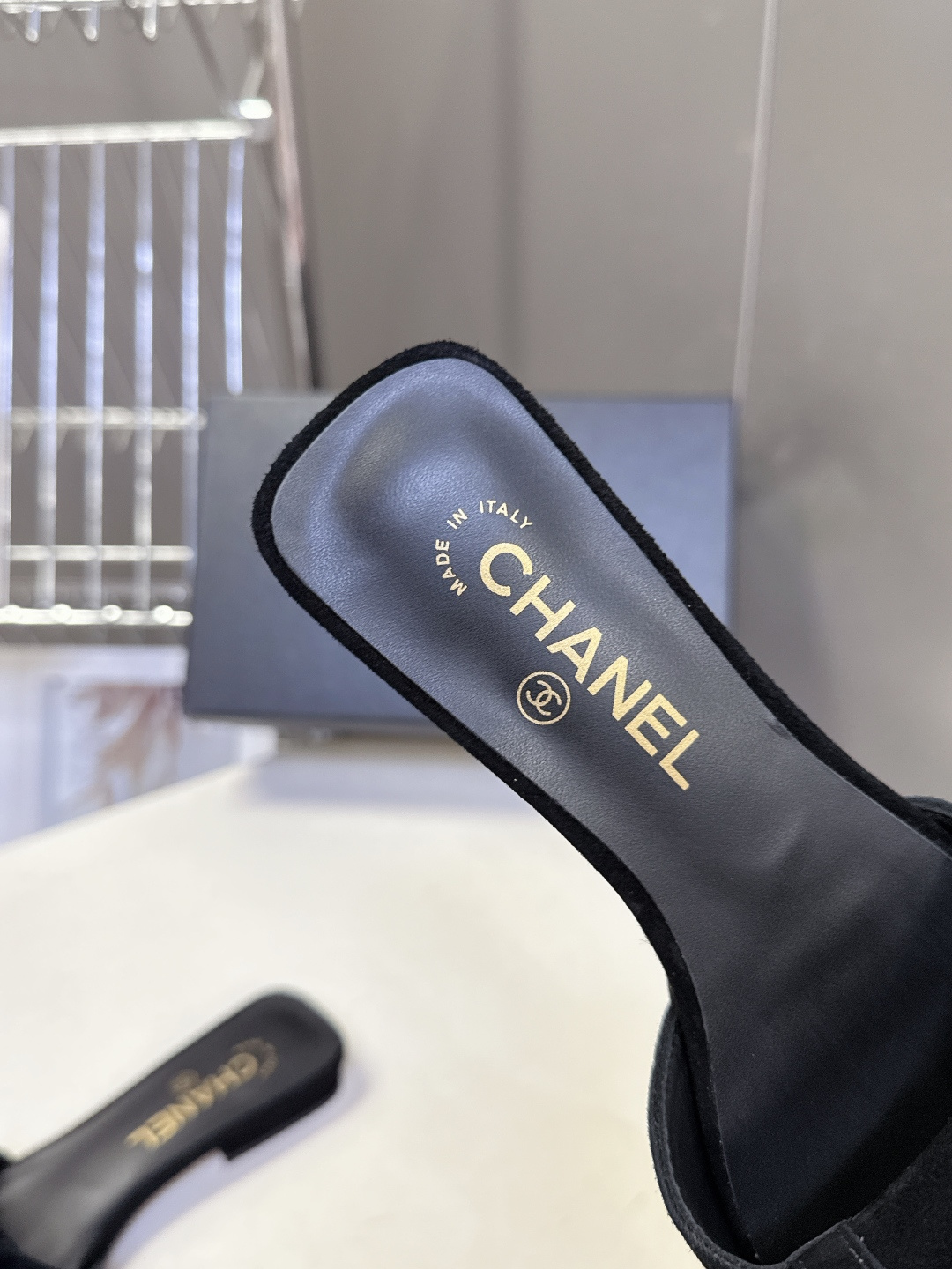 香奈儿Chanel春夏最新款书包扣方头平底凉拖超多明星网红种草 鞋面上的金属双C转扣（也就是大家常说的“