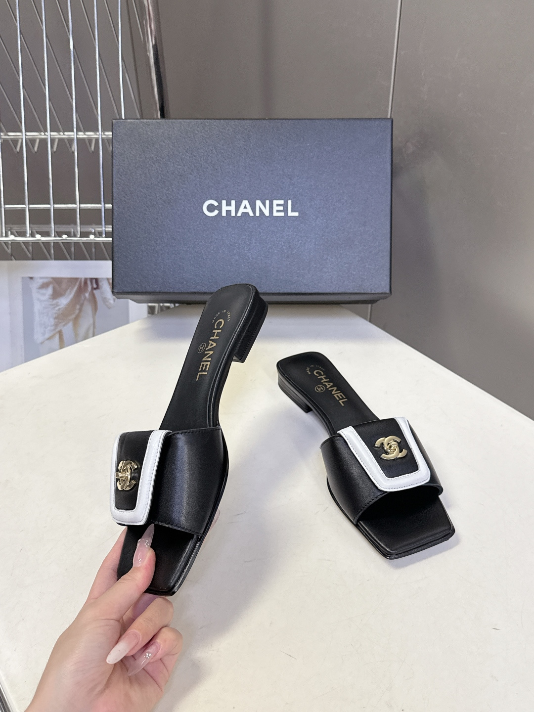 香奈儿Chanel春夏最新款书包扣方头平底凉拖超多明星网红种草 鞋面上的金属双C转扣（也就是大家常说的“
