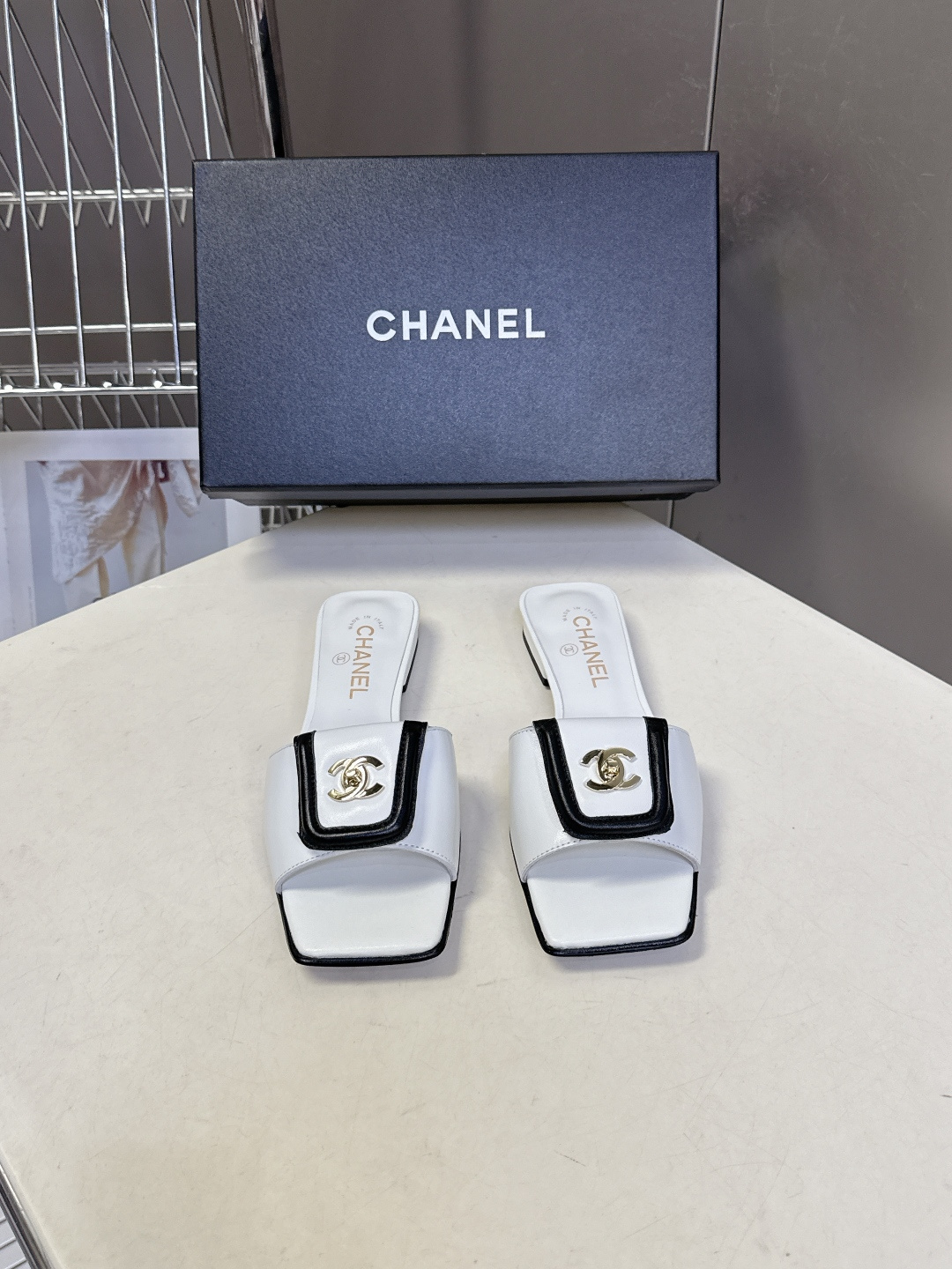 香奈儿Chanel春夏最新款书包扣方头平底凉拖超多明星网红种草 鞋面上的金属双C转扣（也就是大家常说的“