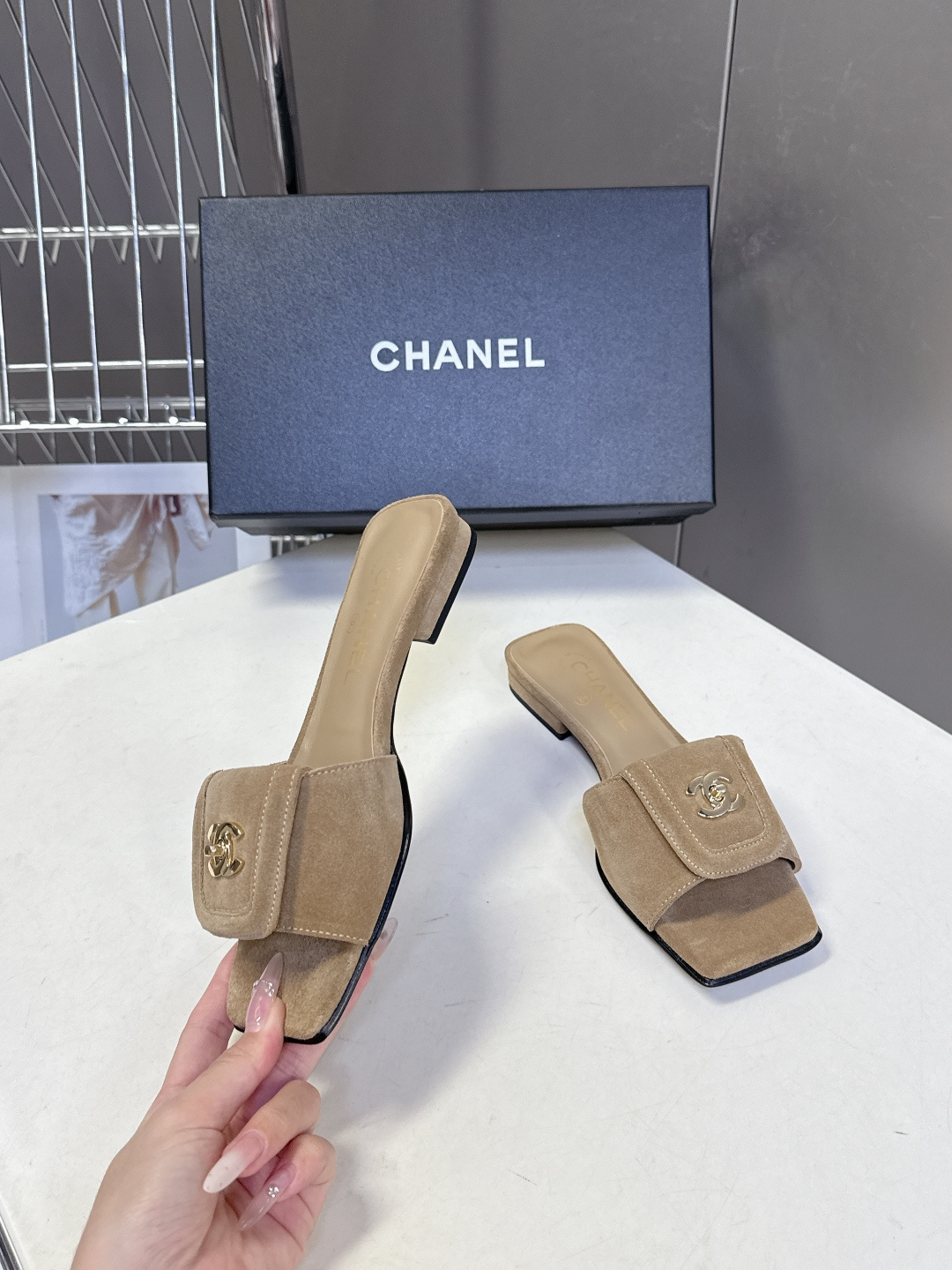 香奈儿Chanel春夏最新款书包扣方头平底凉拖超多明星网红种草 鞋面上的金属双C转扣（也就是大家常说的“