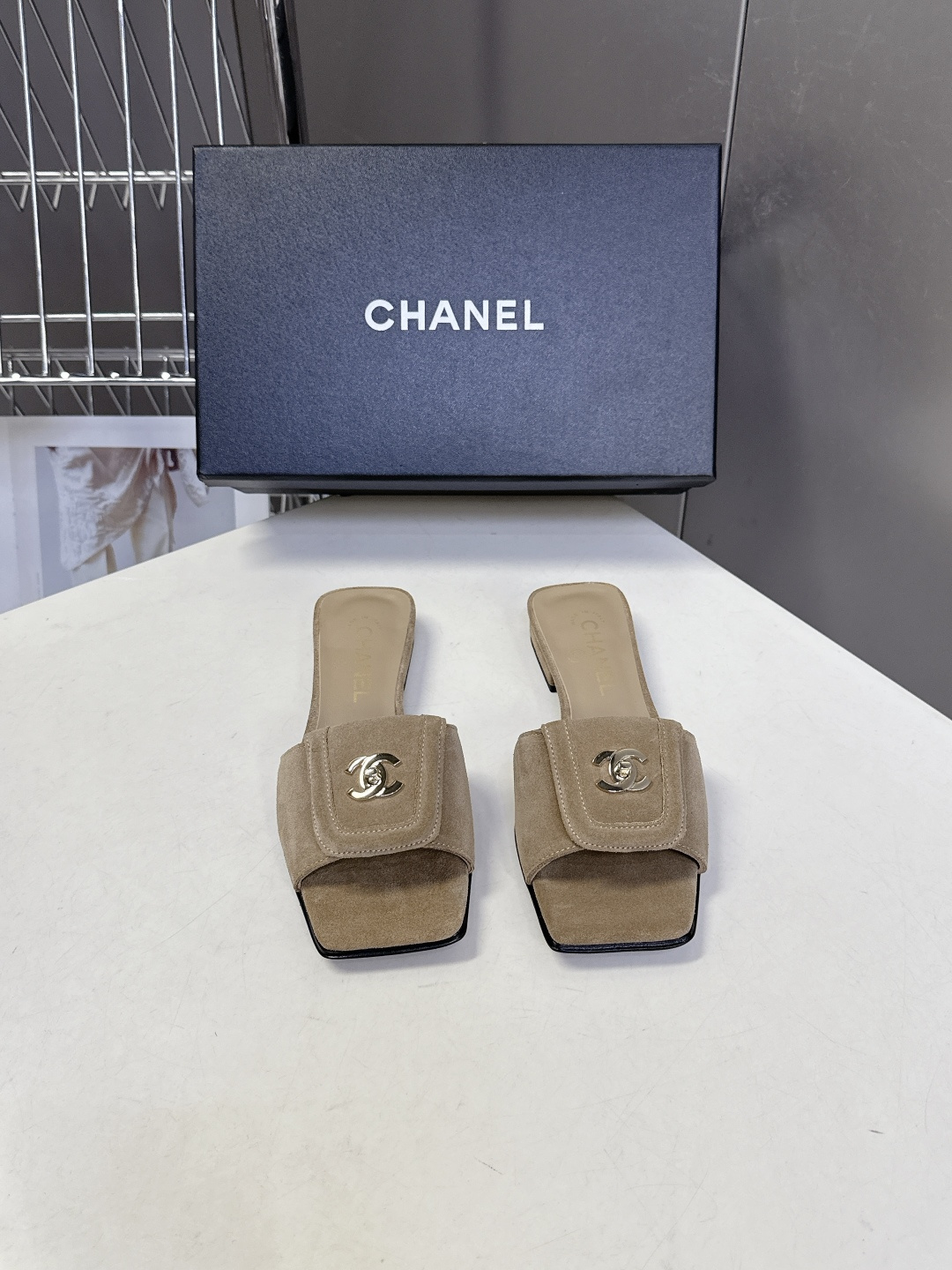香奈儿Chanel春夏最新款书包扣方头平底凉拖超多明星网红种草 鞋面上的金属双C转扣（也就是大家常说的“