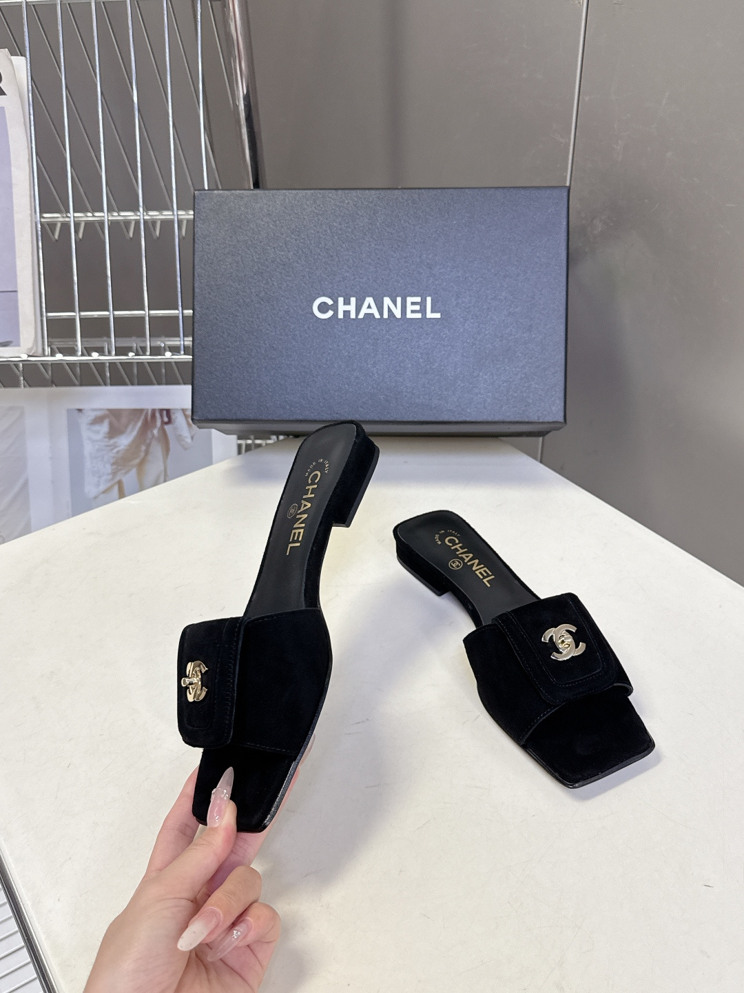 香奈儿Chanel春夏最新款书包扣方头平底凉拖超多明星网红种草 鞋面上的金属双C转扣（也就是大家常说的“