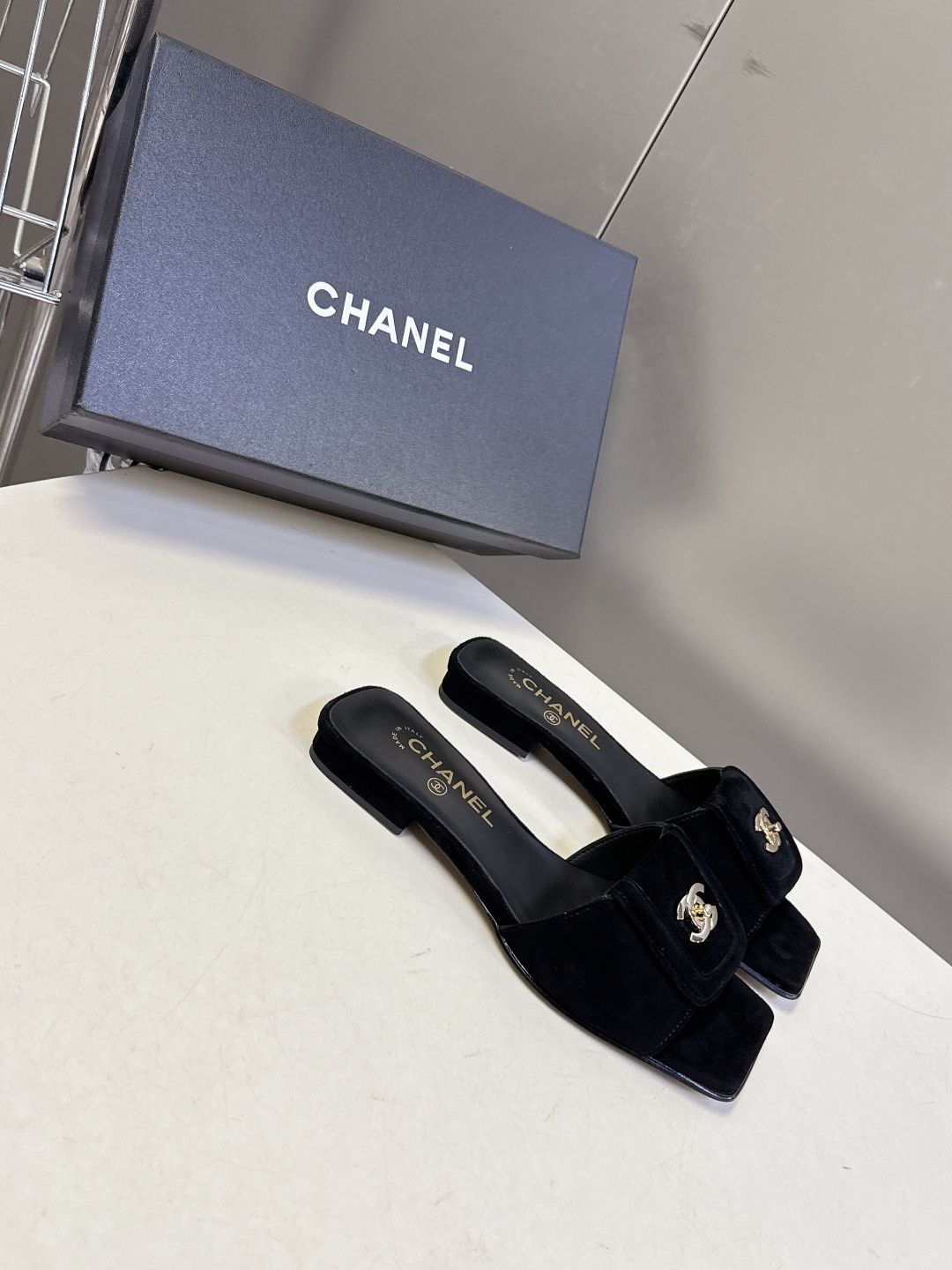 香奈儿Chanel春夏最新款书包扣方头平底凉拖超多明星网红种草 鞋面上的金属双C转扣（也就是大家常说的“