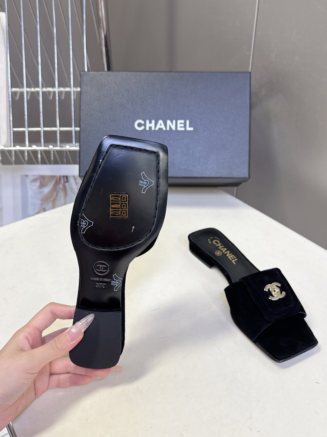 香奈儿Chanel春夏最新款书包扣方头平底凉拖超多明星网红种草 鞋面上的金属双C转扣（也就是大家常说的“