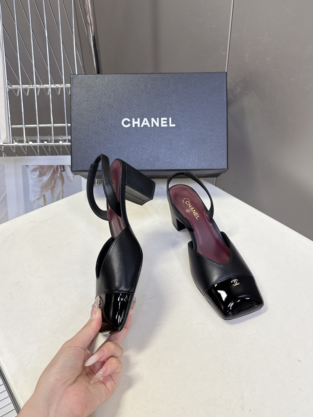 香奈儿CHANEL春夏系列走秀款方头拼色slingback粗跟凉鞋它是设计师Matthieu Blazy