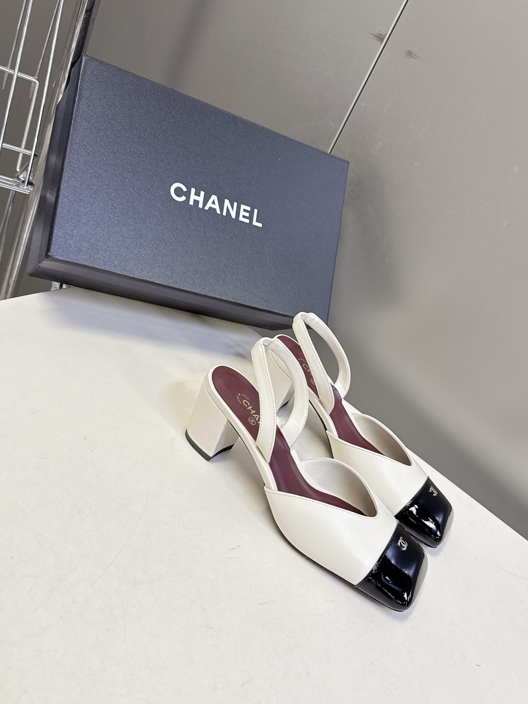 香奈儿CHANEL春夏系列走秀款方头拼色slingback粗跟凉鞋它是设计师Matthieu Blazy