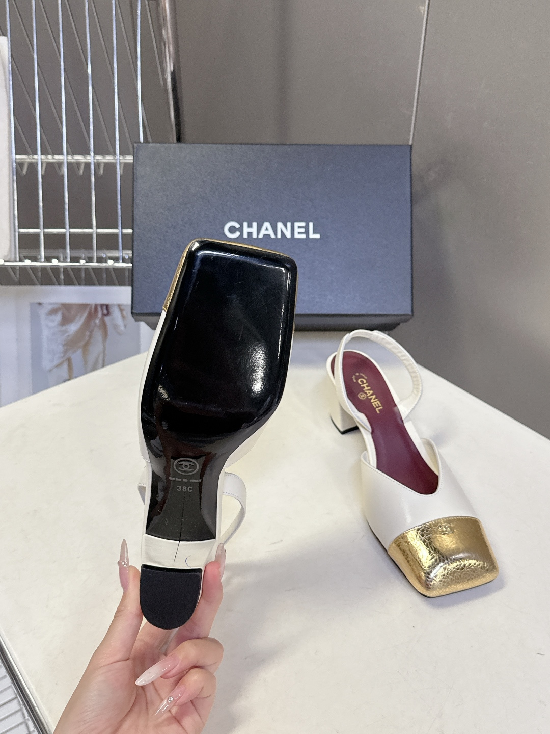 香奈儿CHANEL春夏系列走秀款方头拼色slingback粗跟凉鞋它是设计师Matthieu Blazy