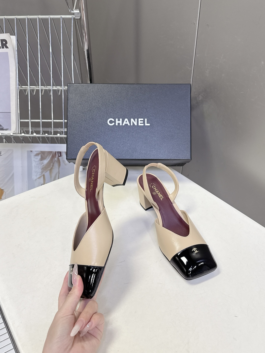 香奈儿CHANEL春夏系列走秀款方头拼色slingback粗跟凉鞋它是设计师Matthieu Blazy