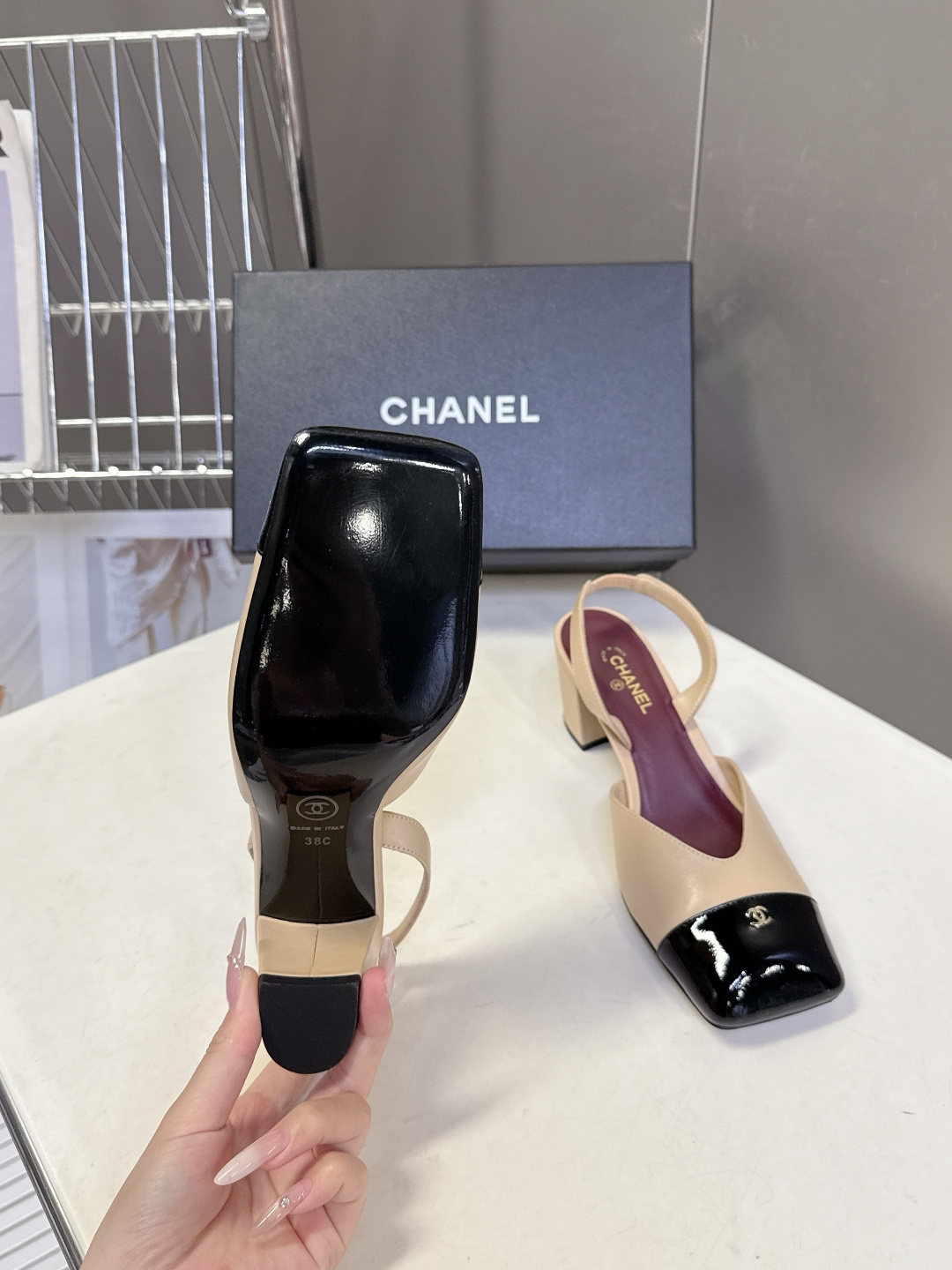 香奈儿CHANEL春夏系列走秀款方头拼色slingback粗跟凉鞋它是设计师Matthieu Blazy