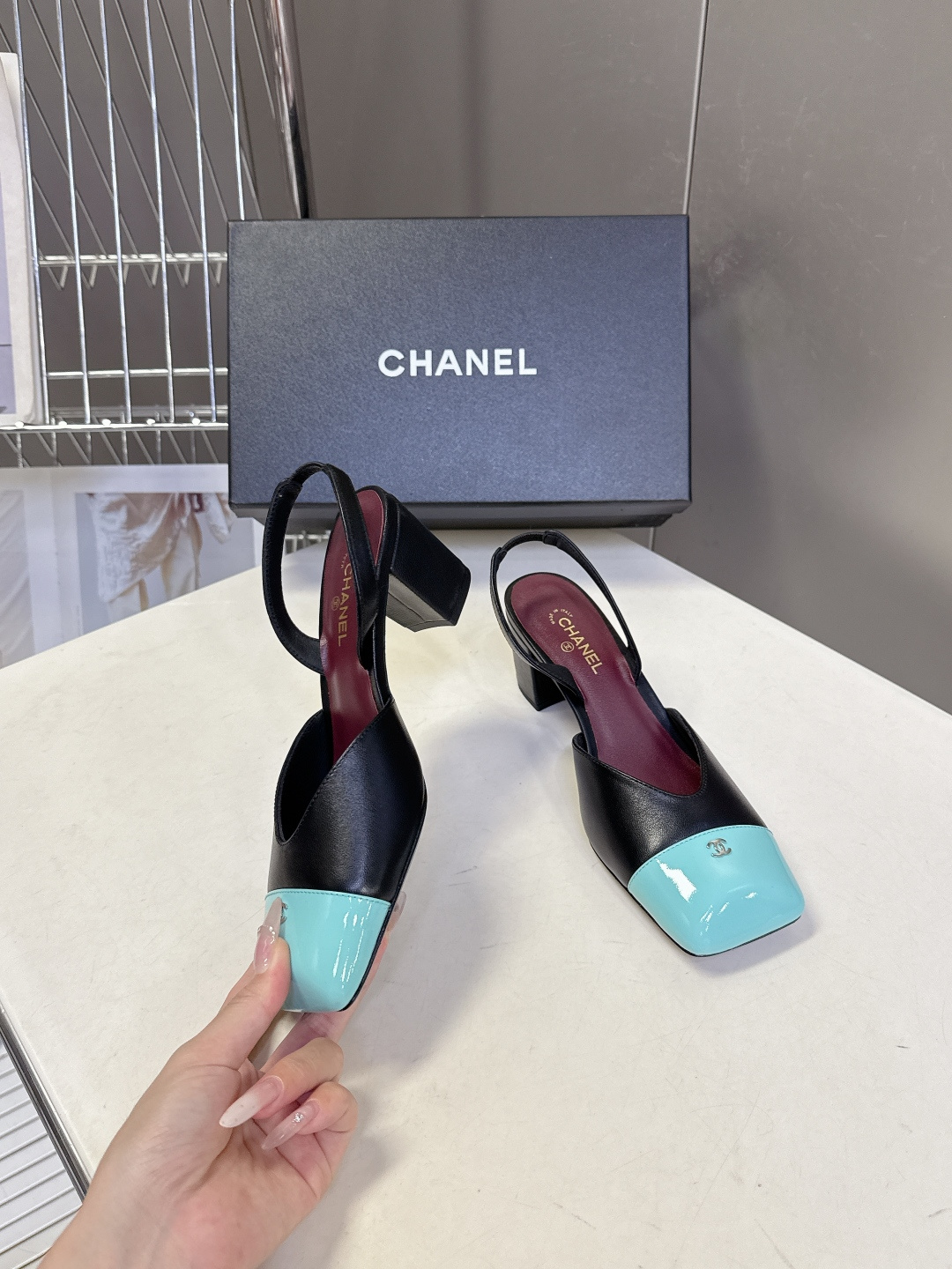 香奈儿CHANEL春夏系列走秀款方头拼色slingback粗跟凉鞋它是设计师Matthieu Blazy