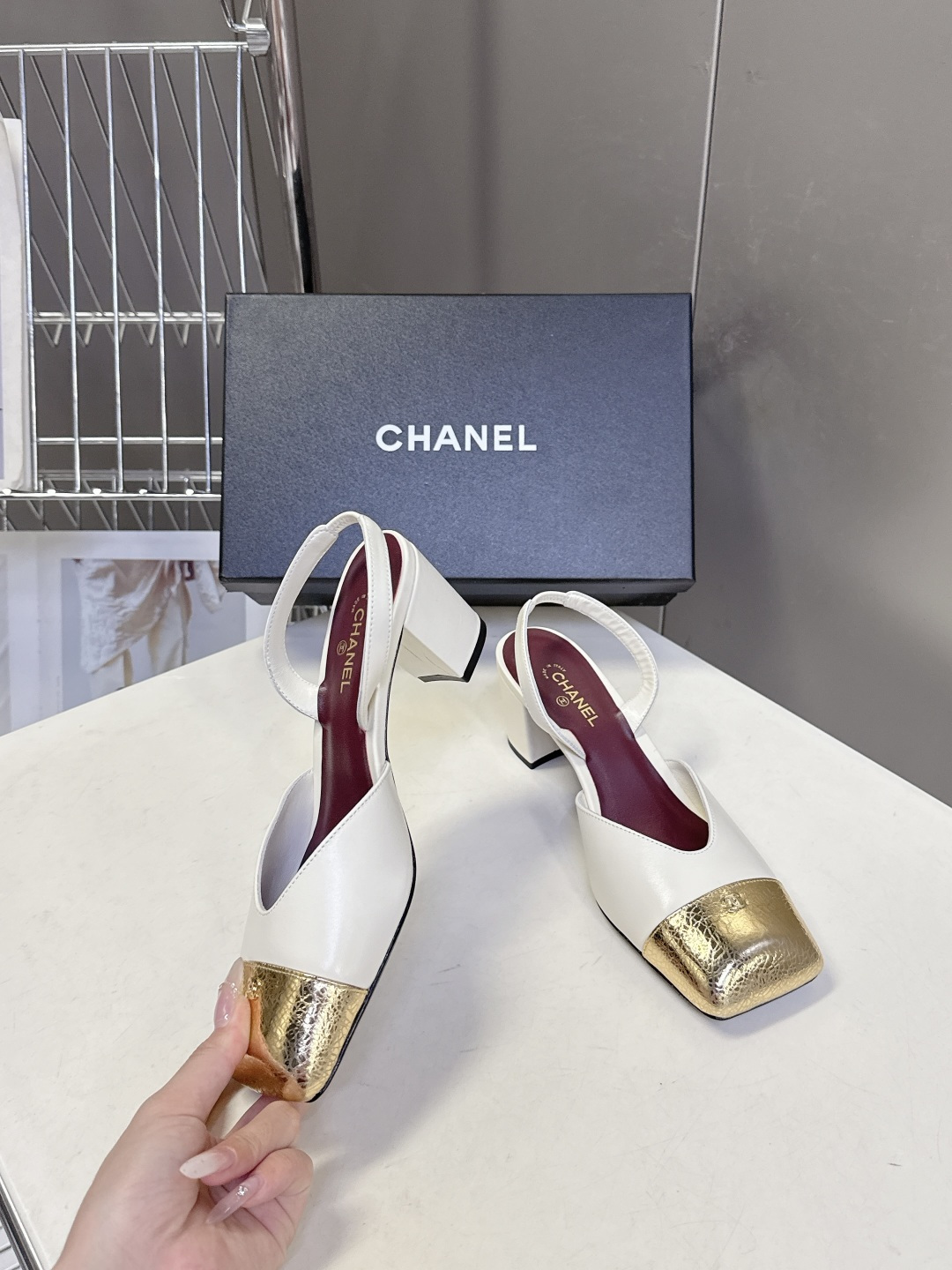 香奈儿CHANEL春夏系列走秀款方头拼色slingback粗跟凉鞋它是设计师Matthieu Blazy