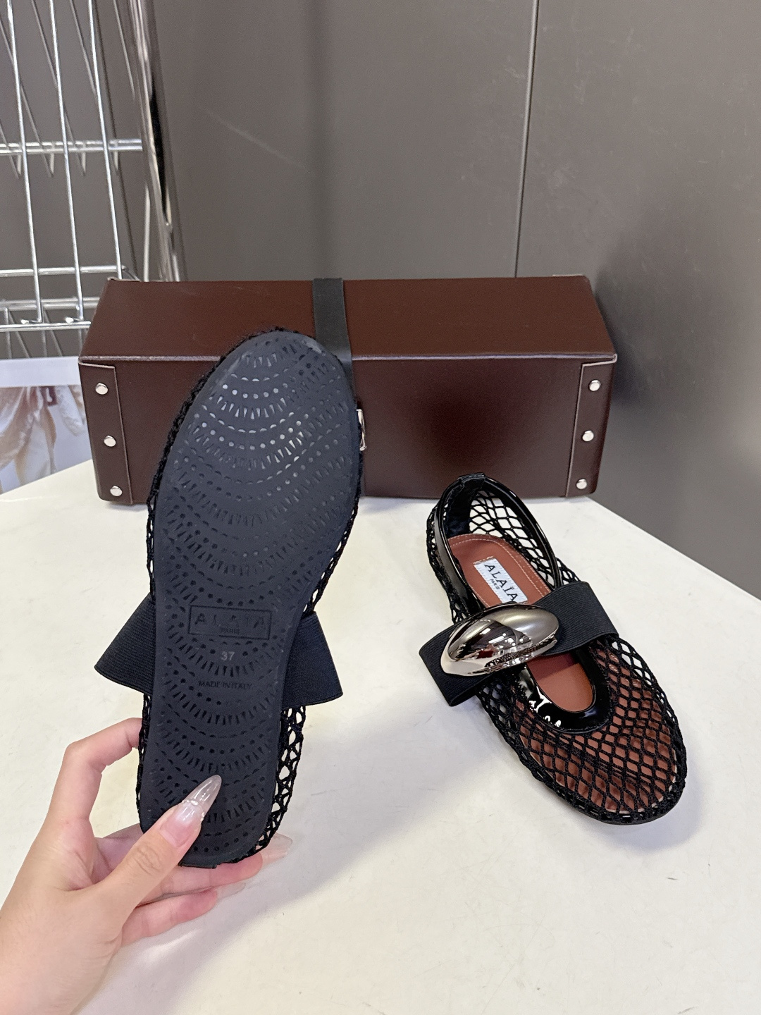 ALAÏA阿莱亚春夏最新款网眼金属扣玛丽珍芭蕾舞平底鞋超多明星网红种草 是近年很火的“渔网芭蕾鞋”风格 