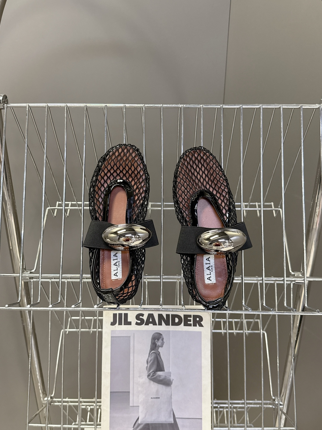 ALAÏA阿莱亚春夏最新款网眼金属扣玛丽珍芭蕾舞平底鞋超多明星网红种草 是近年很火的“渔网芭蕾鞋”风格 