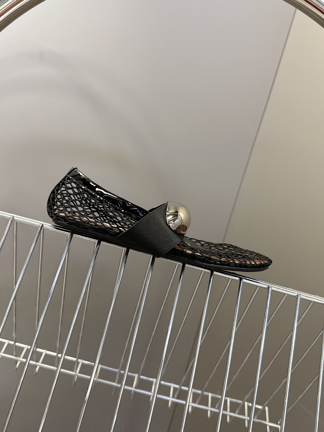 ALAÏA阿莱亚春夏最新款网眼金属扣玛丽珍芭蕾舞平底鞋超多明星网红种草 是近年很火的“渔网芭蕾鞋”风格 