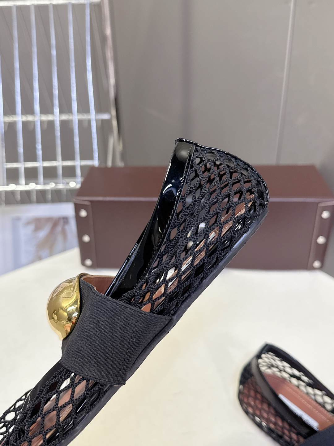 ALAÏA阿莱亚春夏最新款网眼金属扣玛丽珍芭蕾舞平底鞋超多明星网红种草 是近年很火的“渔网芭蕾鞋”风格 