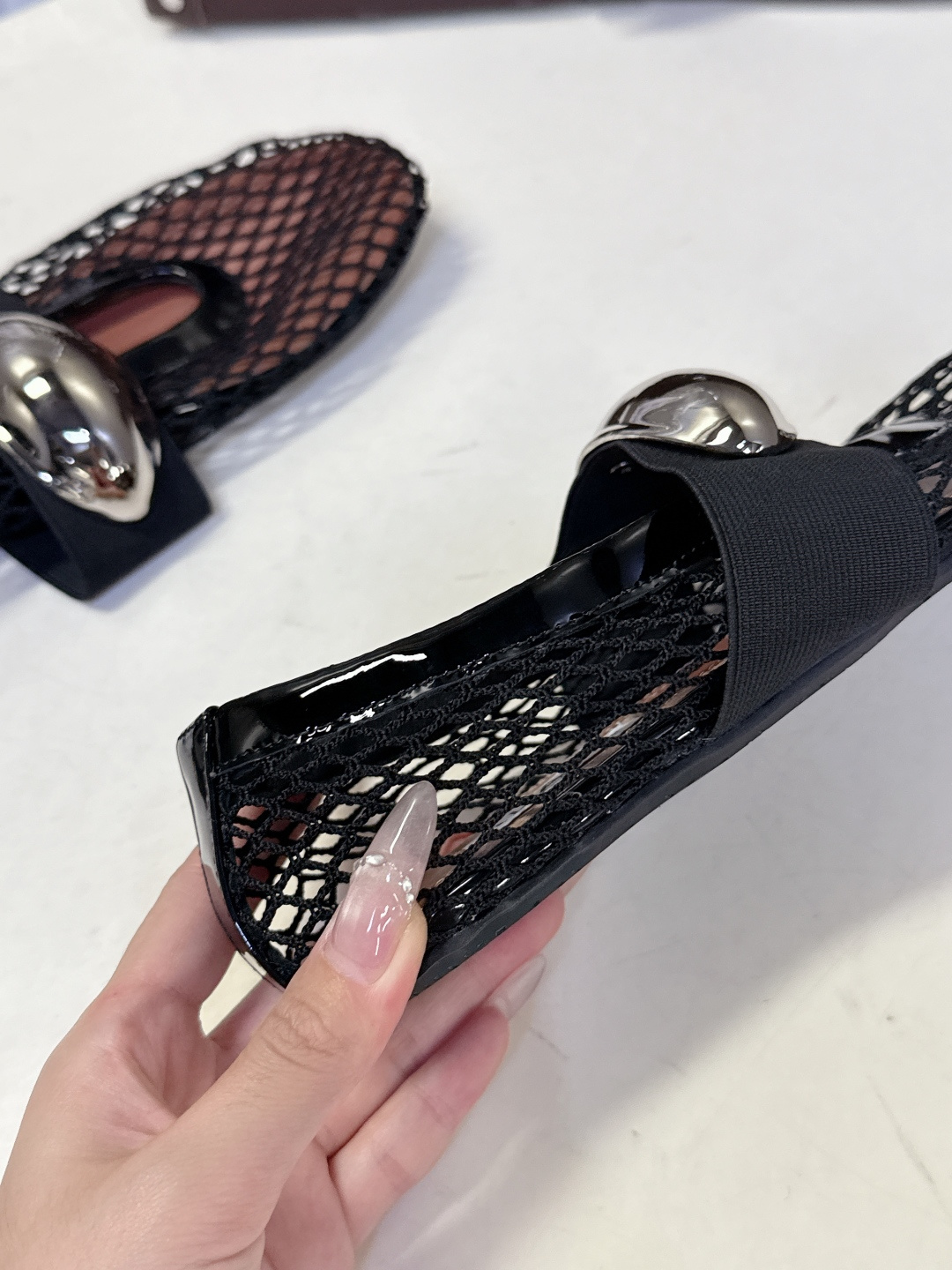 ALAÏA阿莱亚春夏最新款网眼金属扣玛丽珍芭蕾舞平底鞋超多明星网红种草 是近年很火的“渔网芭蕾鞋”风格 