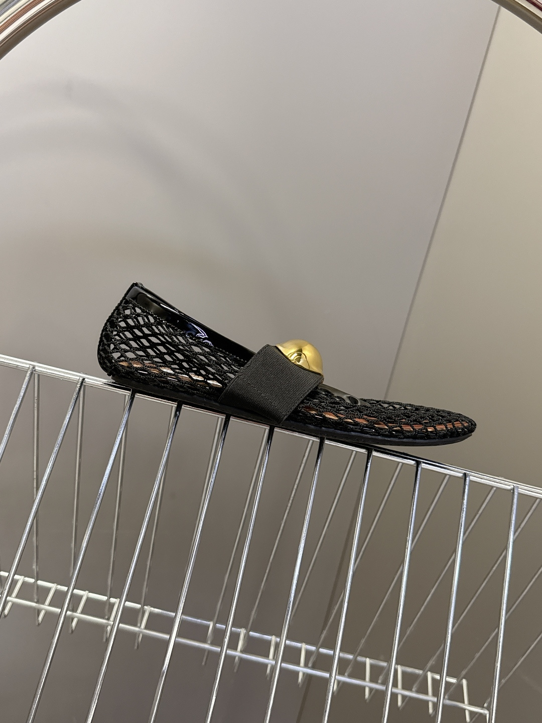 ALAÏA阿莱亚春夏最新款网眼金属扣玛丽珍芭蕾舞平底鞋超多明星网红种草 是近年很火的“渔网芭蕾鞋”风格 