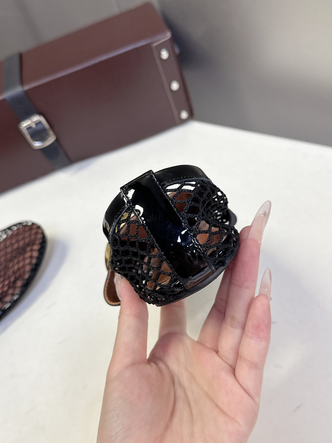 ALAÏA阿莱亚春夏最新款网眼金属扣玛丽珍芭蕾舞平底鞋超多明星网红种草 是近年很火的“渔网芭蕾鞋”风格 