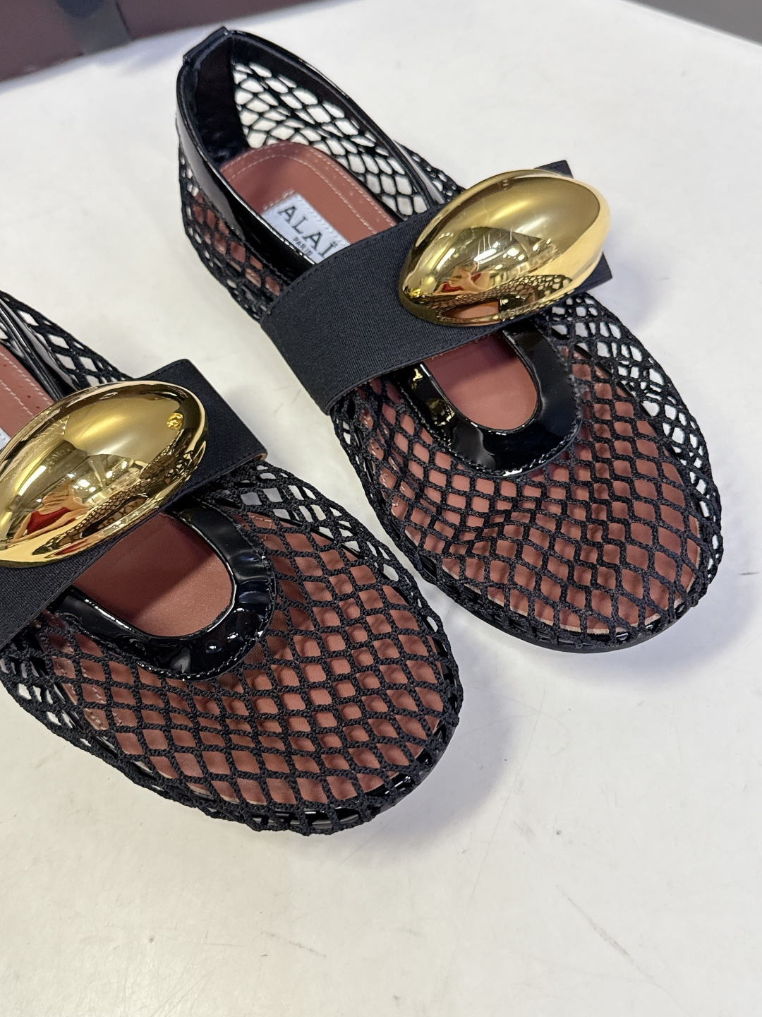 ALAÏA阿莱亚春夏最新款网眼金属扣玛丽珍芭蕾舞平底鞋超多明星网红种草 是近年很火的“渔网芭蕾鞋”风格 