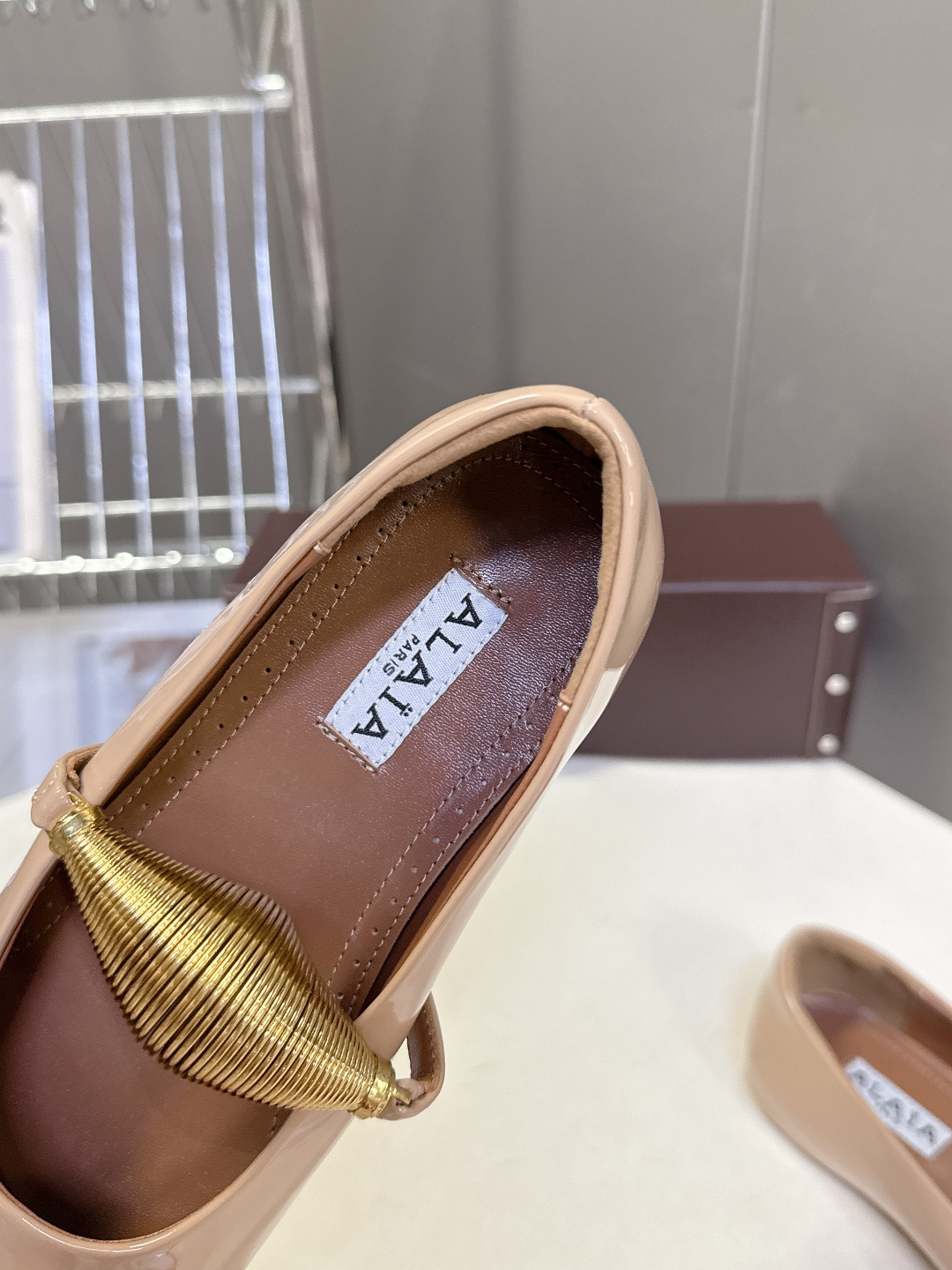 ALAÏA阿莱亚春夏最新款玛丽珍芭蕾舞平底鞋超多明星网红种草 鞋身采用亮面漆皮材质 自带复古高级的光泽感