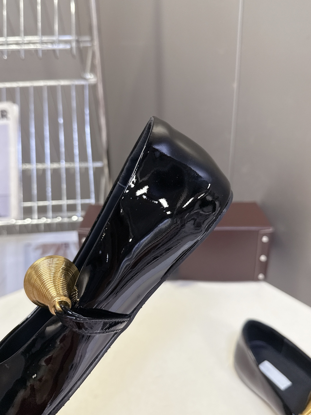 ALAÏA阿莱亚春夏最新款玛丽珍芭蕾舞平底鞋超多明星网红种草 鞋身采用亮面漆皮材质 自带复古高级的光泽感