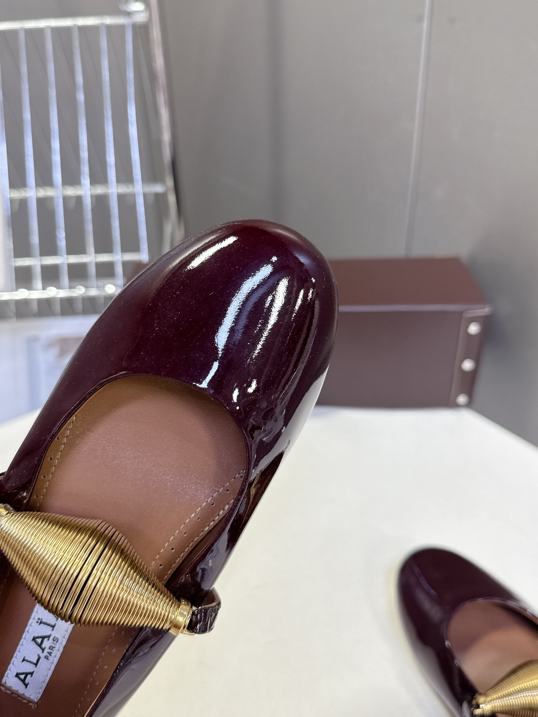 ALAÏA阿莱亚春夏最新款玛丽珍芭蕾舞平底鞋超多明星网红种草 鞋身采用亮面漆皮材质 自带复古高级的光泽感