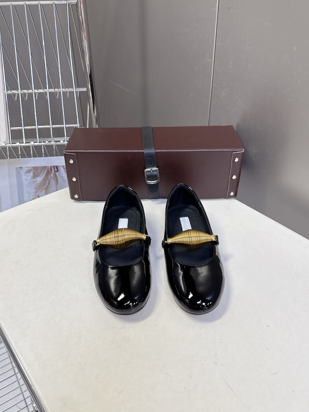 ALAÏA阿莱亚春夏最新款玛丽珍芭蕾舞平底鞋超多明星网红种草 鞋身采用亮面漆皮材质 自带复古高级的光泽感