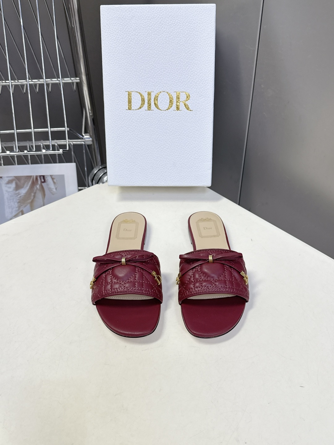Dior迪奥春夏最新款绗缝蝴蝶结平底凉拖超多明星网红种草 鞋面上的菱格绗缝是Dior的经典元素，灵感来自
