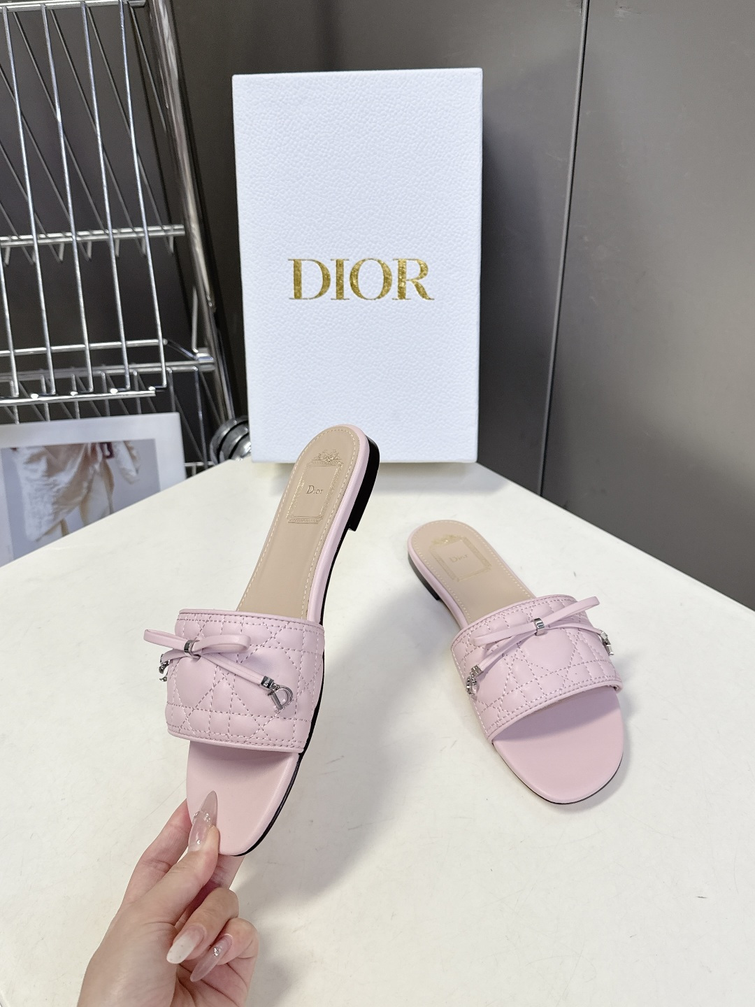 Dior迪奥春夏最新款绗缝蝴蝶结平底凉拖超多明星网红种草 鞋面上的菱格绗缝是Dior的经典元素，灵感来自