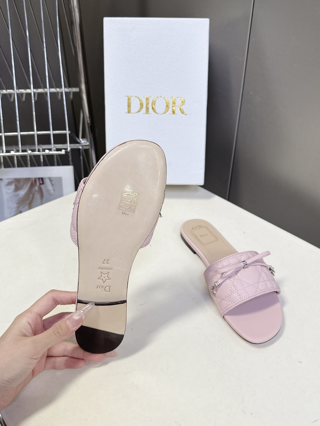 Dior迪奥春夏最新款绗缝蝴蝶结平底凉拖超多明星网红种草 鞋面上的菱格绗缝是Dior的经典元素，灵感来自