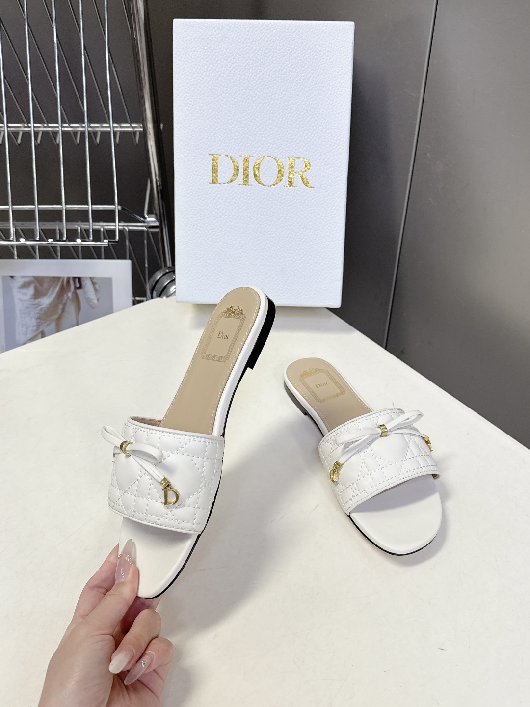 Dior迪奥春夏最新款绗缝蝴蝶结平底凉拖超多明星网红种草 鞋面上的菱格绗缝是Dior的经典元素，灵感来自