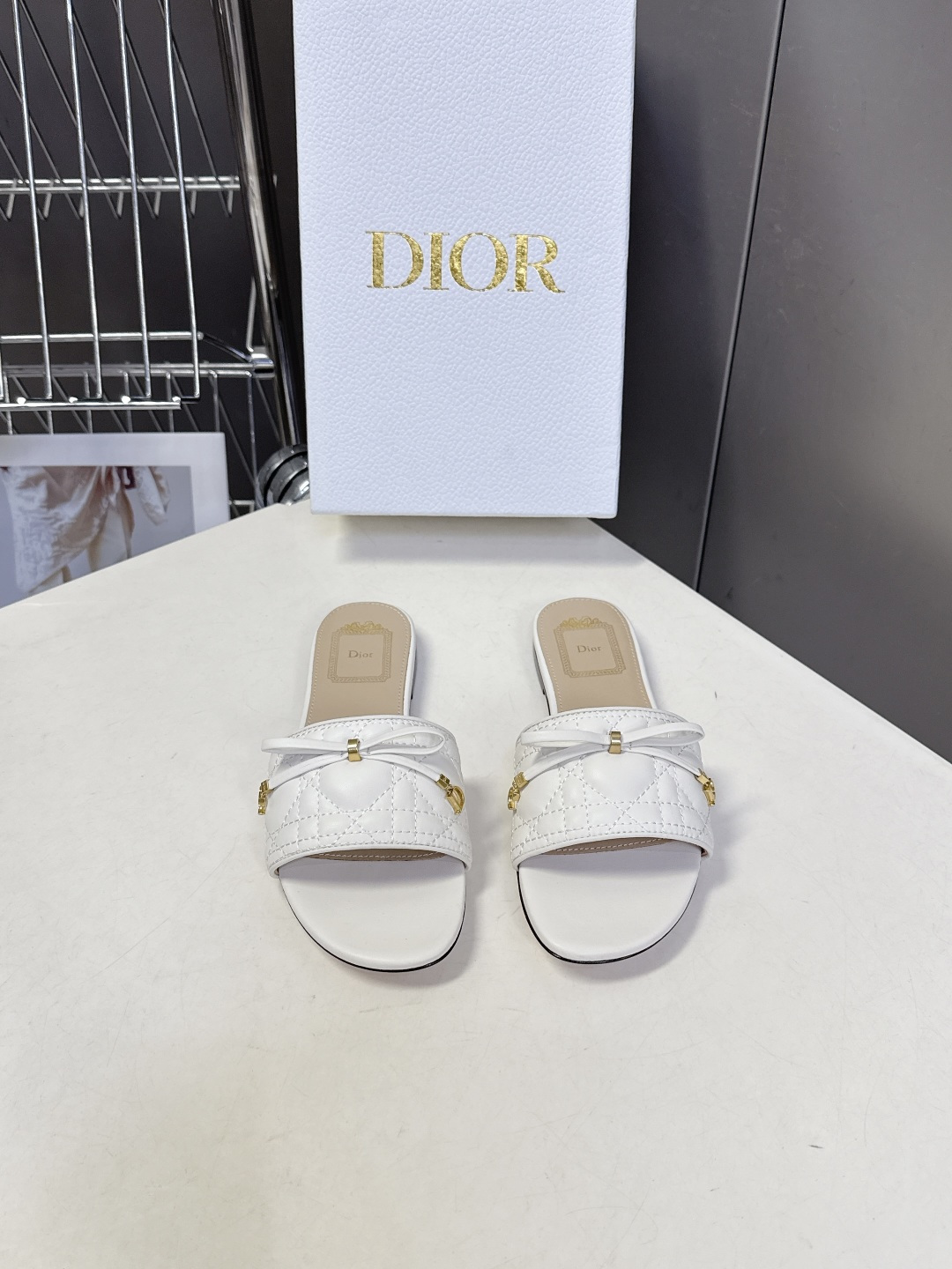 Dior迪奥春夏最新款绗缝蝴蝶结平底凉拖超多明星网红种草 鞋面上的菱格绗缝是Dior的经典元素，灵感来自