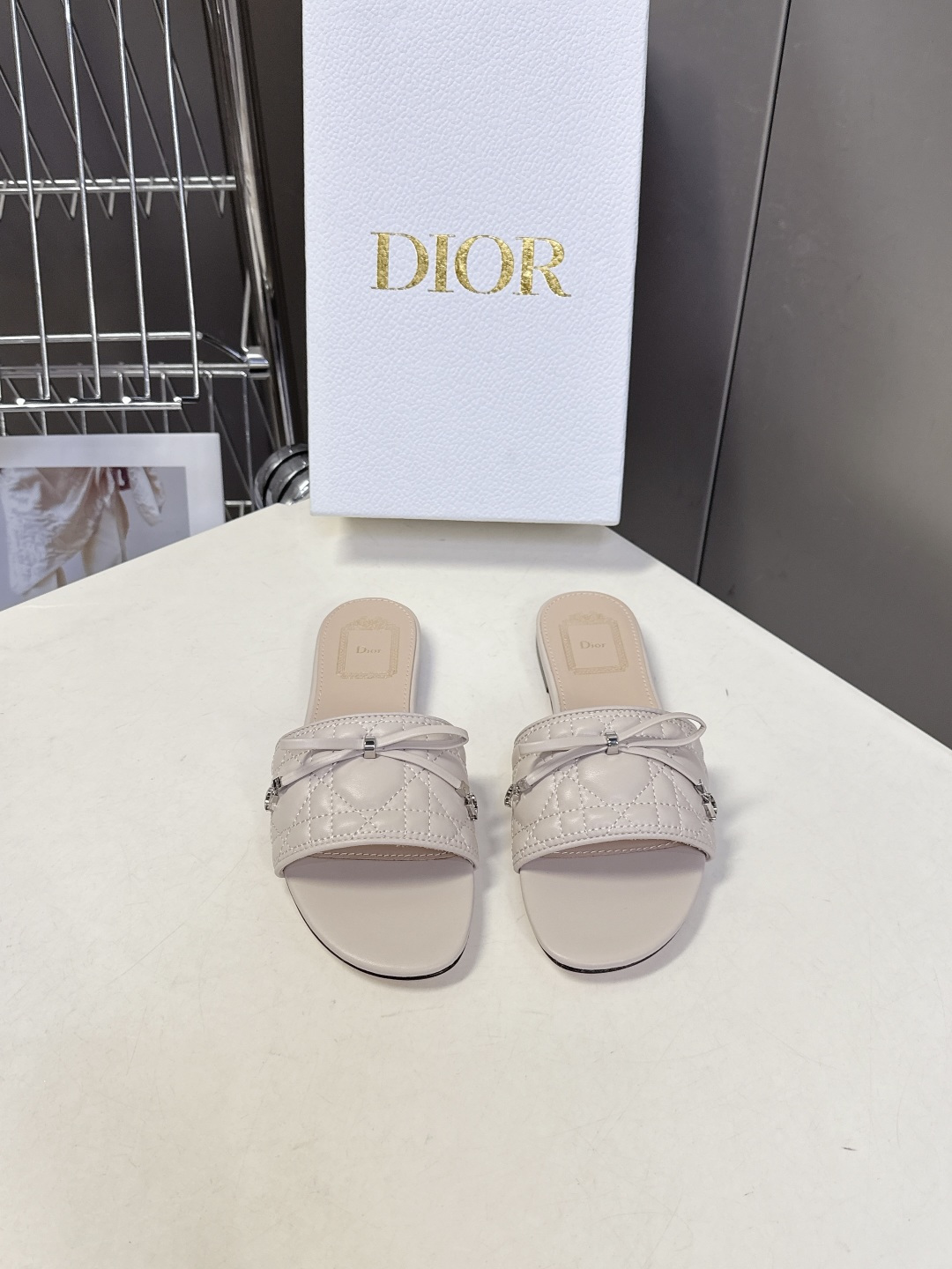 Dior迪奥春夏最新款绗缝蝴蝶结平底凉拖超多明星网红种草 鞋面上的菱格绗缝是Dior的经典元素，灵感来自