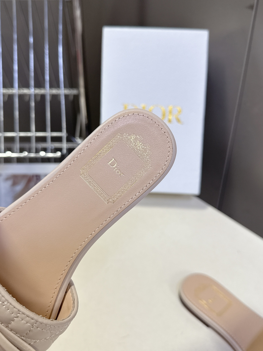 Dior迪奥春夏最新款绗缝蝴蝶结平底凉拖超多明星网红种草 鞋面上的菱格绗缝是Dior的经典元素，灵感来自