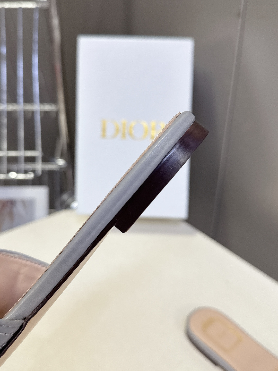 Dior迪奥春夏最新款绗缝蝴蝶结平底凉拖超多明星网红种草 鞋面上的菱格绗缝是Dior的经典元素，灵感来自