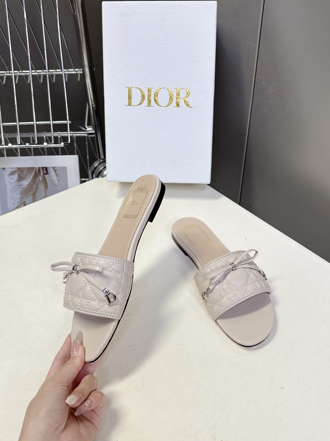 Dior迪奥春夏最新款绗缝蝴蝶结平底凉拖超多明星网红种草 鞋面上的菱格绗缝是Dior的经典元素，灵感来自