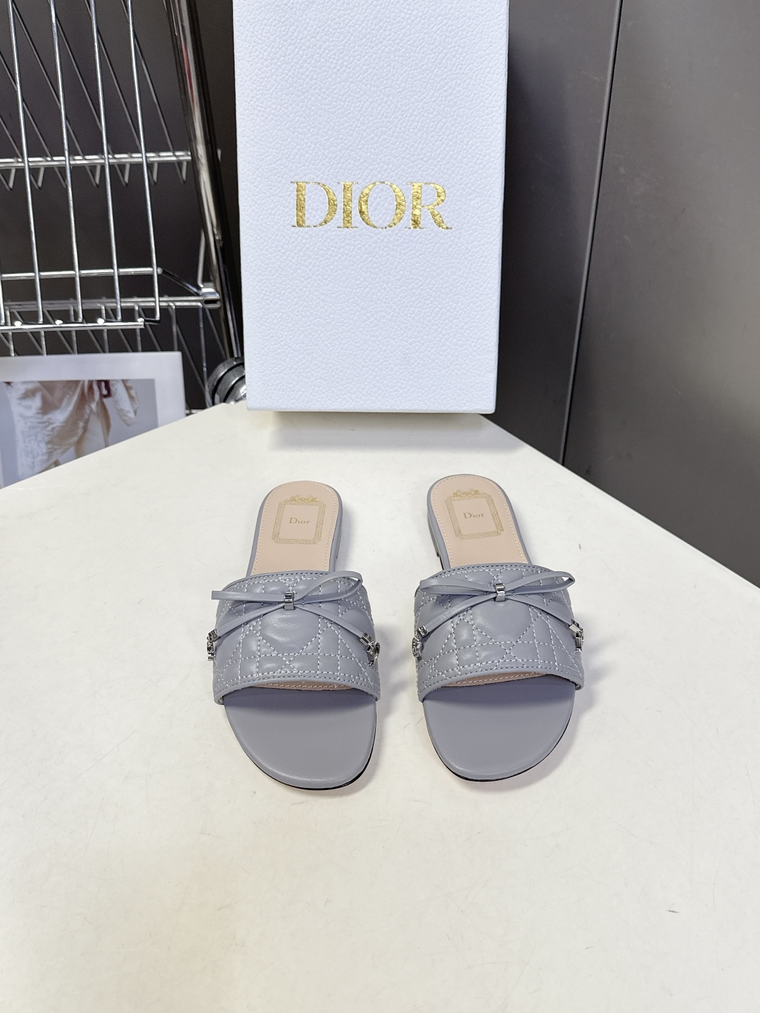 Dior迪奥春夏最新款绗缝蝴蝶结平底凉拖超多明星网红种草 鞋面上的菱格绗缝是Dior的经典元素，灵感来自