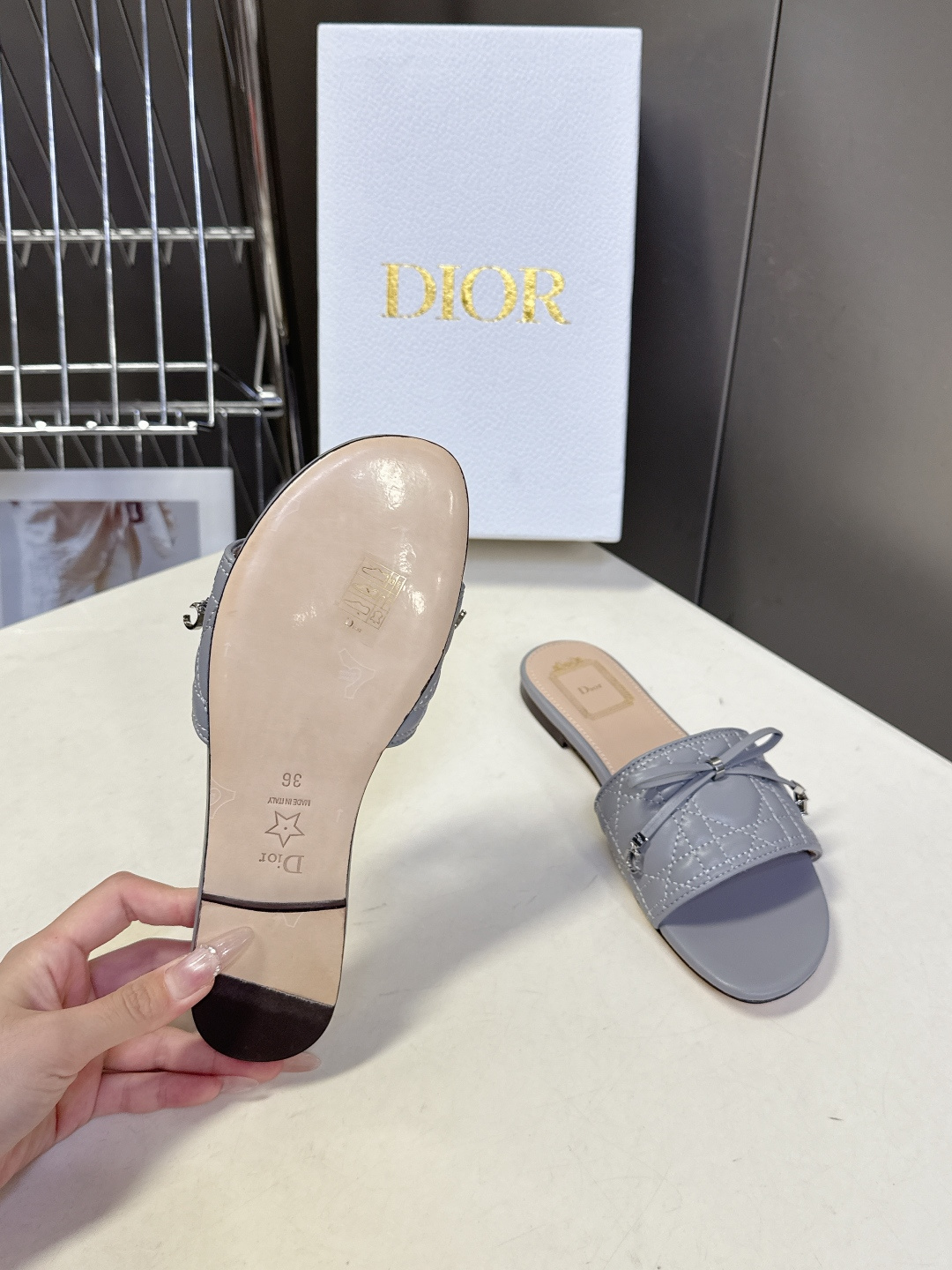 Dior迪奥春夏最新款绗缝蝴蝶结平底凉拖超多明星网红种草 鞋面上的菱格绗缝是Dior的经典元素，灵感来自