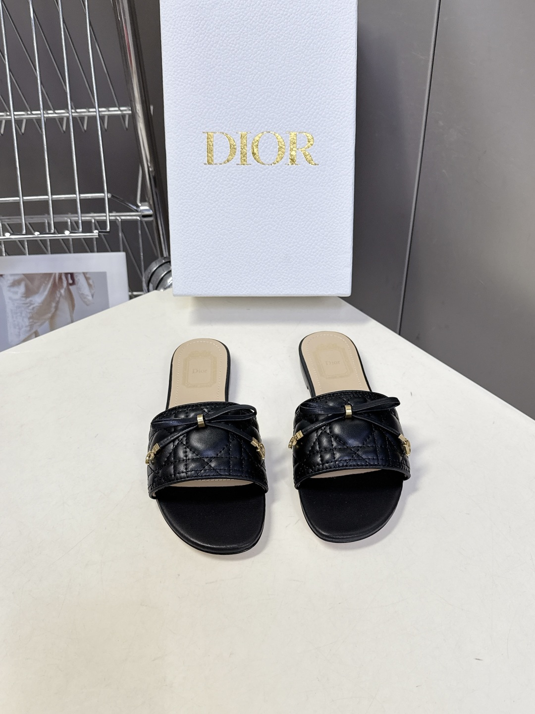Dior迪奥春夏最新款绗缝蝴蝶结平底凉拖超多明星网红种草 鞋面上的菱格绗缝是Dior的经典元素，灵感来自
