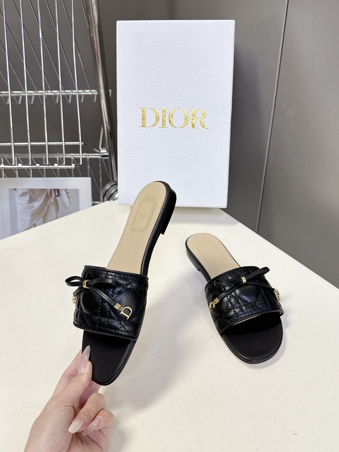 Dior迪奥春夏最新款绗缝蝴蝶结平底凉拖超多明星网红种草 鞋面上的菱格绗缝是Dior的经典元素，灵感来自